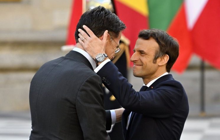 Macron e Rutte, i più pericolosi lacchè europei